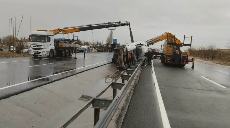 Aksaray'da tır devrildi: 1 ağır yaralı