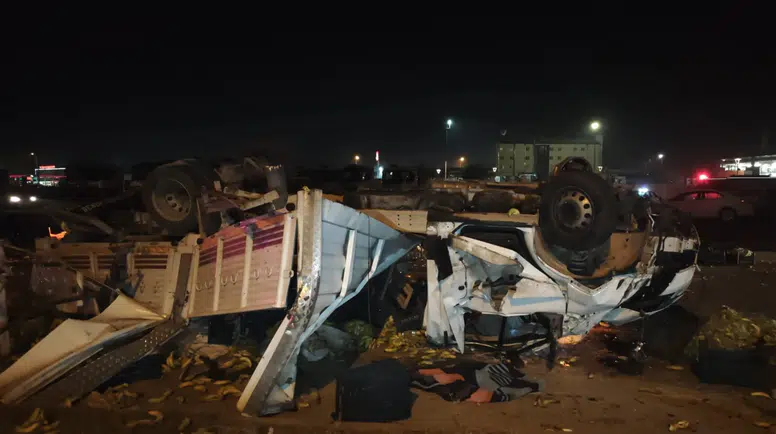 Otomobil kamyonetle çarpıştı: 4 yaralı