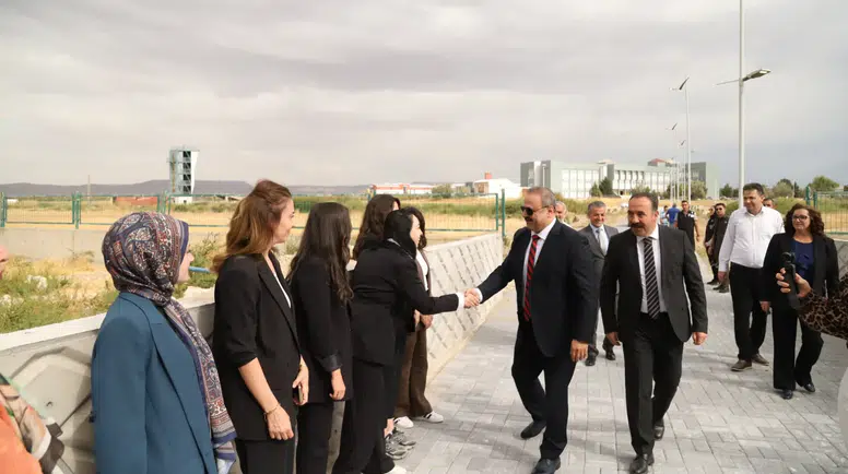 ASÜ kampüsü ile Mahperi Hatun yurdu arasına yürüyüş yolu