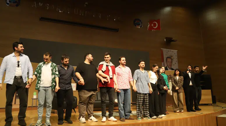 ASÜ’nün 20. yılında “OrdanBi Şeyler” ekibi unutulmaz bir gösteri sundu