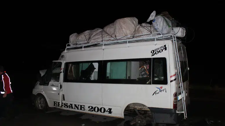 Tarım işçilerini taşıyan minibüs tır'a arkadan çarptı: 12 yaralı