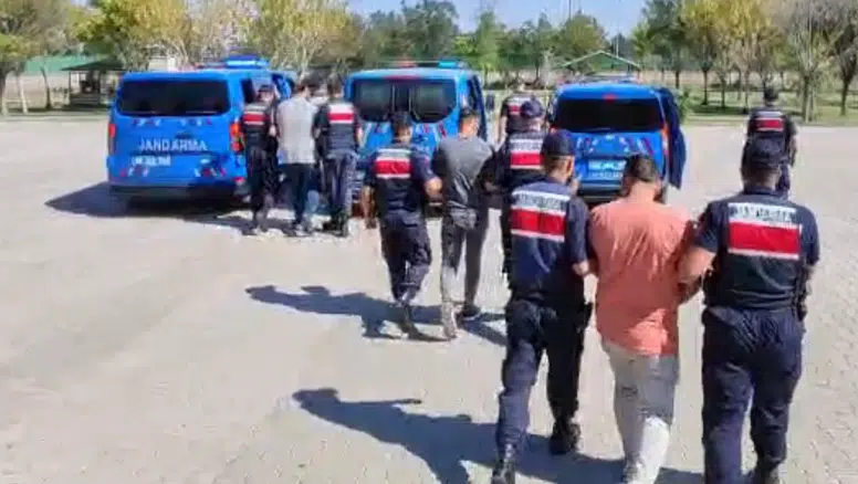 Lastiği patlayan hafif ticari araç devrildi: 3 yaralı