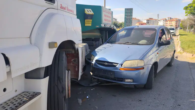 Tır ile otomobil çarpıştı: 1 yaralı
