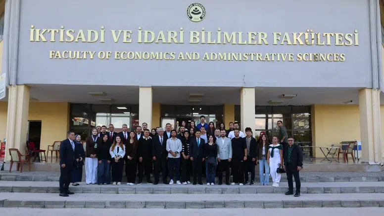ASÜ’de öğrencilerle yöneticiler çay sohbetinde buluştu