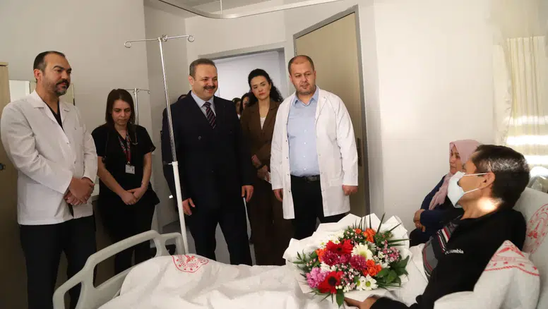 ASÜ Rektörü Prof. Dr. Alpay Arıbaş’tan hastalara geçmiş olsun ziyareti