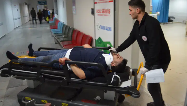 Otomobil bariyerlere çarptı: 2 yaralı