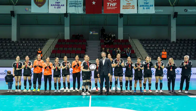 Siyah beyazlı ligi 3’üncü bitirdi