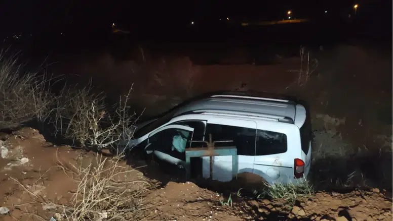 Hafif Ticari Araç Sulama Kanalına Düştü: Sürücü Mucizevi Şekilde Kurtuldu