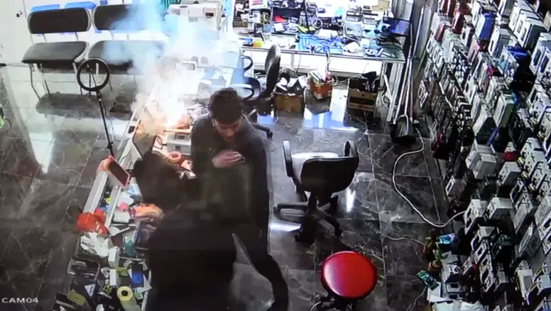 Tamire getirilen cep telefonunun bataryası patladı; o anlar kamerada