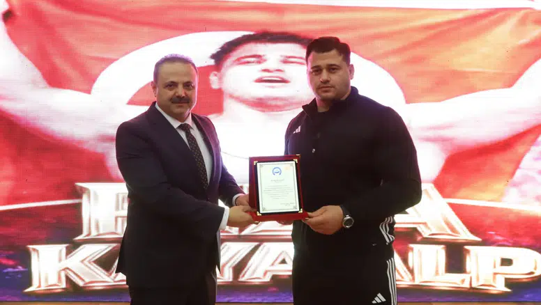 ASÜ mezunu milli güreşçi Rıza Kayaalp öğrencilerle buluştu