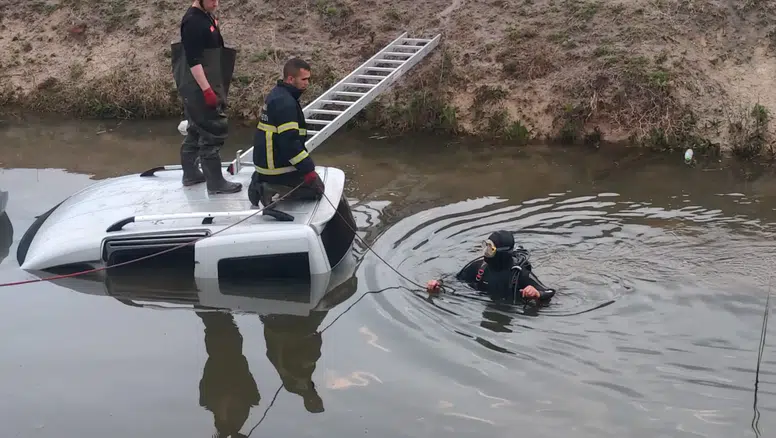 Hafif Ticari Araç Sulama Kanalına Düştü