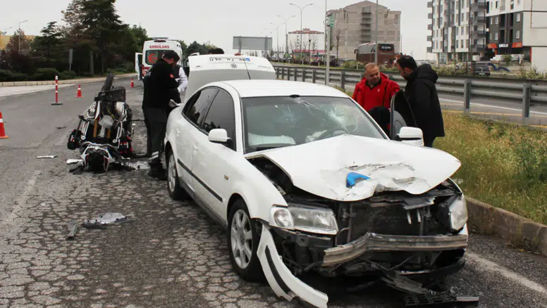 Kullandığı otomobil, eşinin mesai arkadaşının motosikletiyle çarpıştı: 1 ağır, 2 yaralı