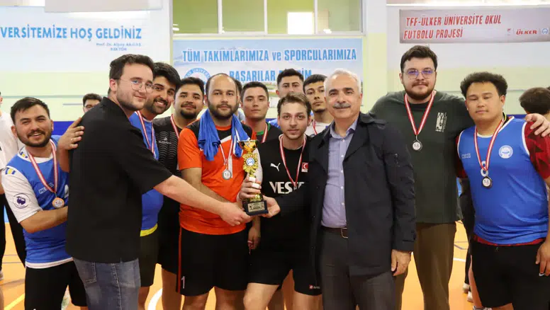 ASÜ Spor Şenliklerinde voleybol   şampiyonu Mühendislik Fakültesi oldu
