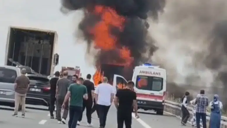 Otoyolda Yağ Yüklü Tır Yandı
