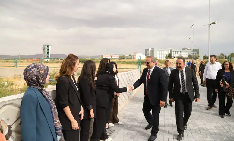 ASÜ kampüsü ile Mahperi Hatun yurdu arasına yürüyüş yolu