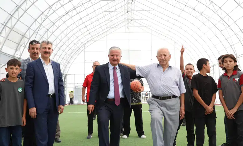 Hayırsever Kaya’dan okula halı saha