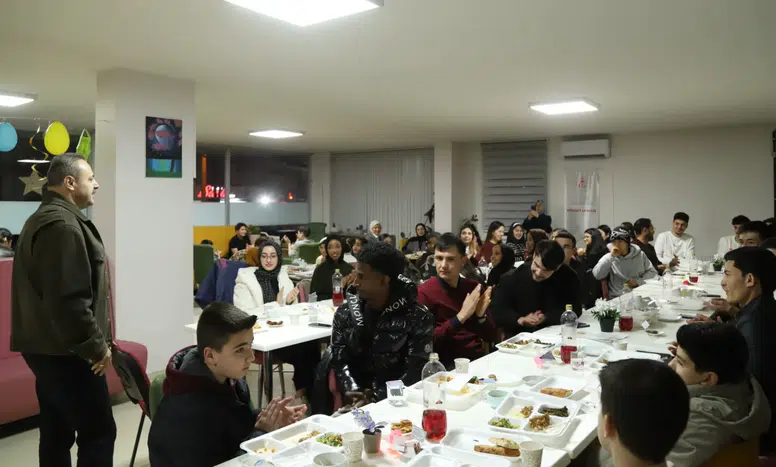 ASÜ Rektörü Arıbaş, iftar programında uluslararası öğrencilerle bir araya geldi