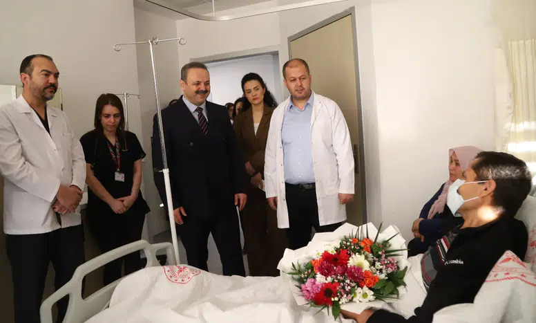 ASÜ Rektörü Prof. Dr. Alpay Arıbaş’tan hastalara geçmiş olsun ziyareti