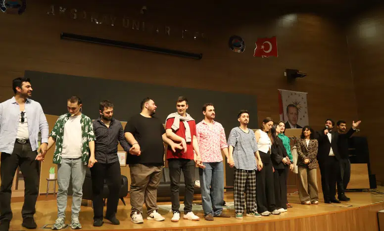 ASÜ’nün 20. yılında “OrdanBi Şeyler” ekibi unutulmaz bir gösteri sundu