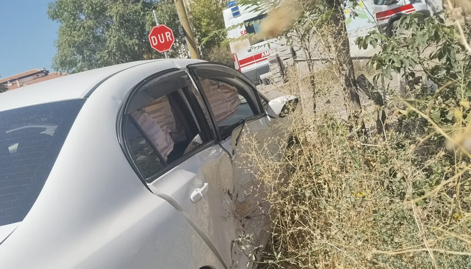 İki otomobil çarpıştı: 3 yaralı